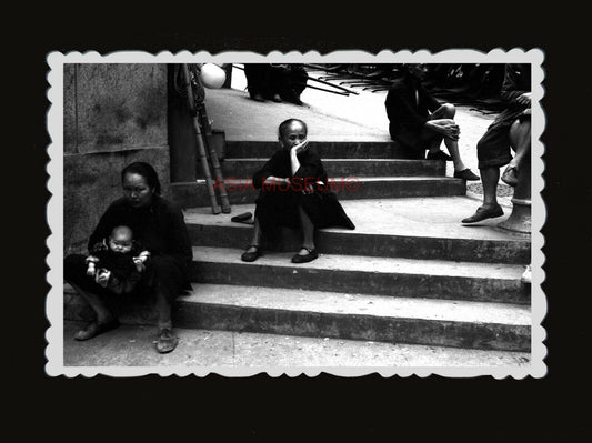 1940s WOMEN CHILDREN BEGGAR ROADSIDE STREET STEPS Vintage Hong Kong Photo #1199