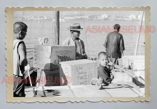 Coolie Pier Young Boy Kleenex Tissues Cargo VINTAGE HONG KONG Photo 23480 香港旧照片