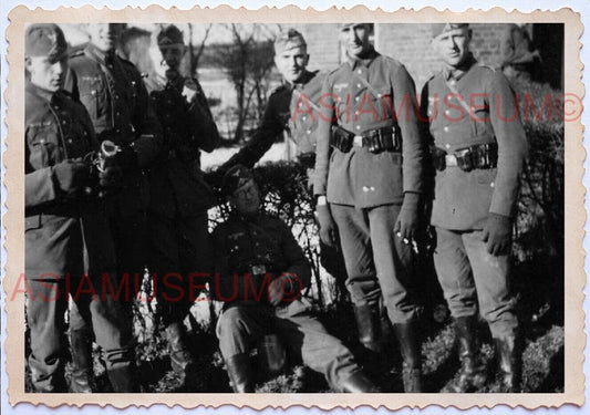 WWii D-DAY NORMANDY EUROPE ARMY Soldier Group Photo Relax Wehrmacht Photo A059