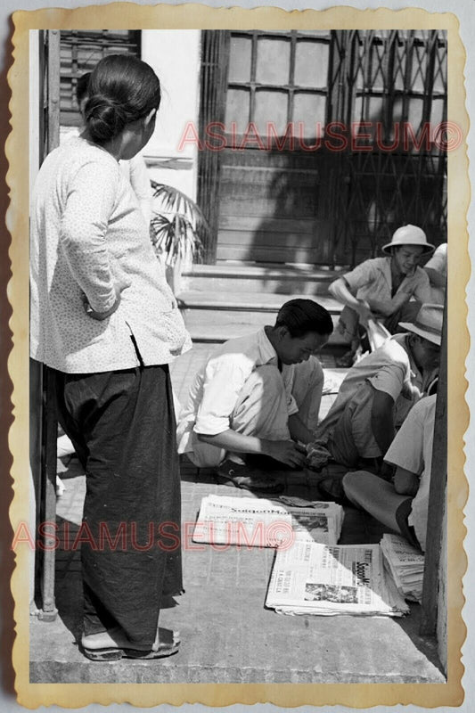 50s Vietnam SAIGON WOMEN NEWSPAPER STREET SCENE OLD B&W WAR Vintage Photo 1043