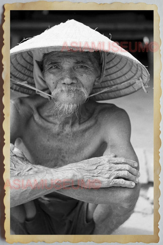 50s Vietnam SAIGON STREET SCENE ELDERLY MAN TOPLESS PORTRAIT Vintage Photo 1021