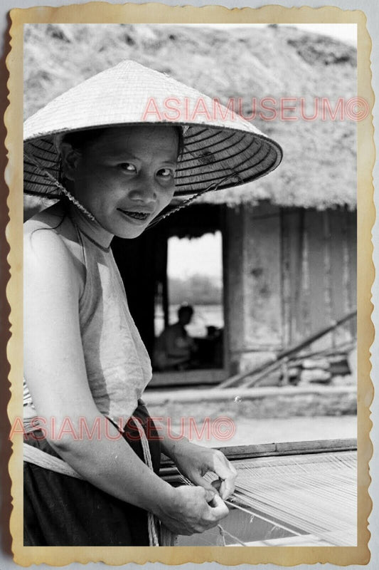 40s Vietnam War SAIGON WOMEN HUT HOUSE STRAW HAT PORTRAIT B&W Vintage Photo 1214