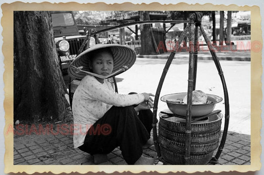 50s Vietnam SAIGON STREET SCENE MARKET ROADSIDE SELLER FOOD Vintage Photo #1486