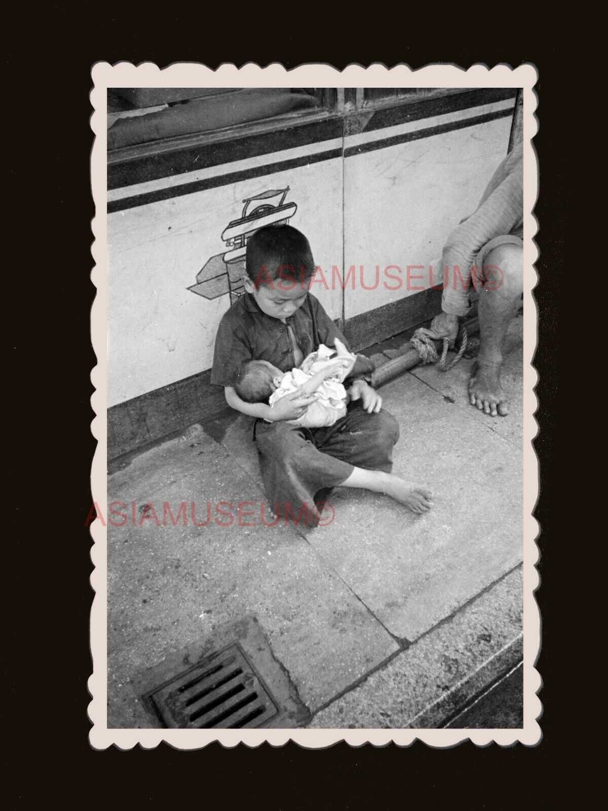 1940's Children Boy Baby Roadside Street Bus Vintage Hong Kong Photo 香港旧照片 #2207