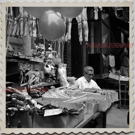 50s MANHATTAN NEW YORK CITY CHINATOWN STREET VENDOR UMBRELLA OLD USA Photo 8519