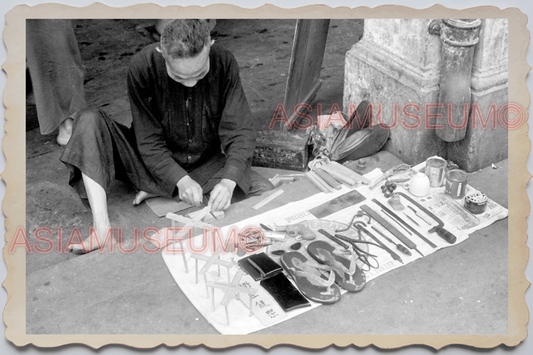 40's MACAU MACAO Street Scene Vendor Tools Repair Shoe Vintage Photo 澳门旧照片 27818