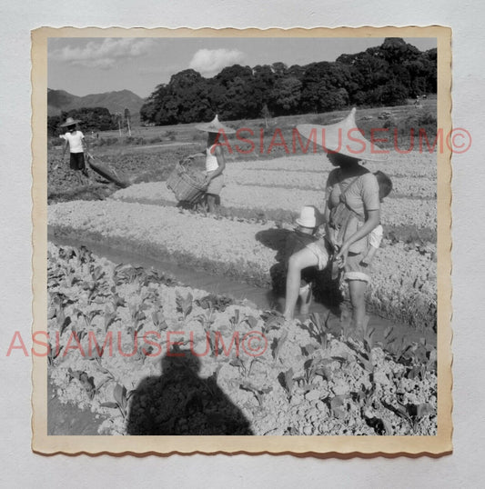 FARMER WOMEN CHILDREN VEGETABLE BOY LIFE B&W Vintage Hong Kong Photo 27127 香港旧照片