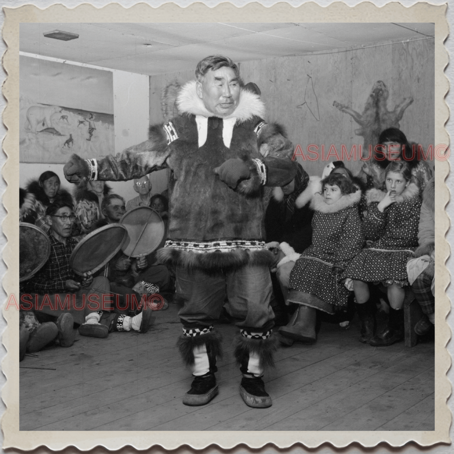 50s UTQIAGVIK NORTH SLOPE BARROW ALASKA WOMEN MAN DANCE VINTAGE USA Photo 7849