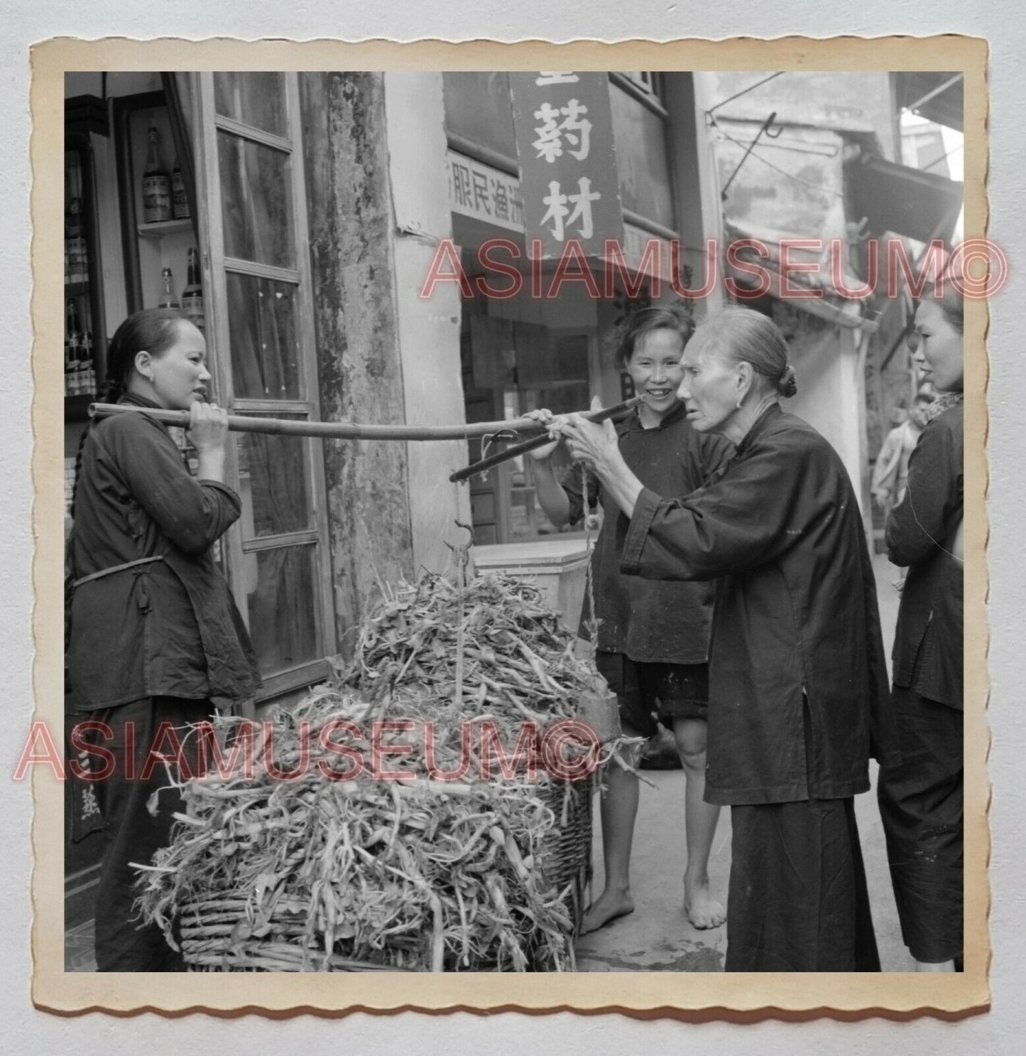 Women Lady Street Scene Market Basket B&W Vintage Hong Kong Photo 香港旧照片 28143