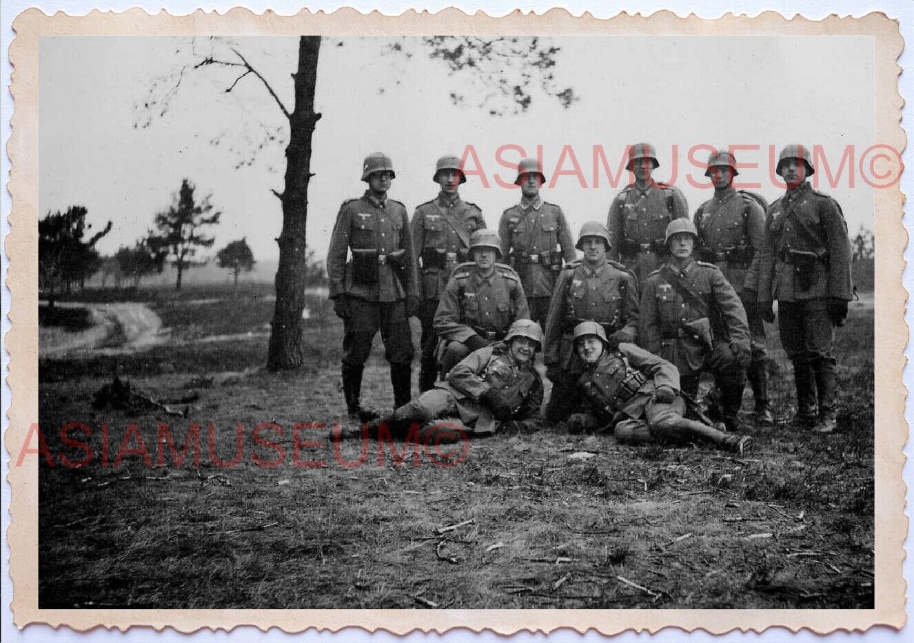 WWii D-DAY NORMANDY EUROPE ARMY SOLDIER Group Men Gay Military War Photo A009