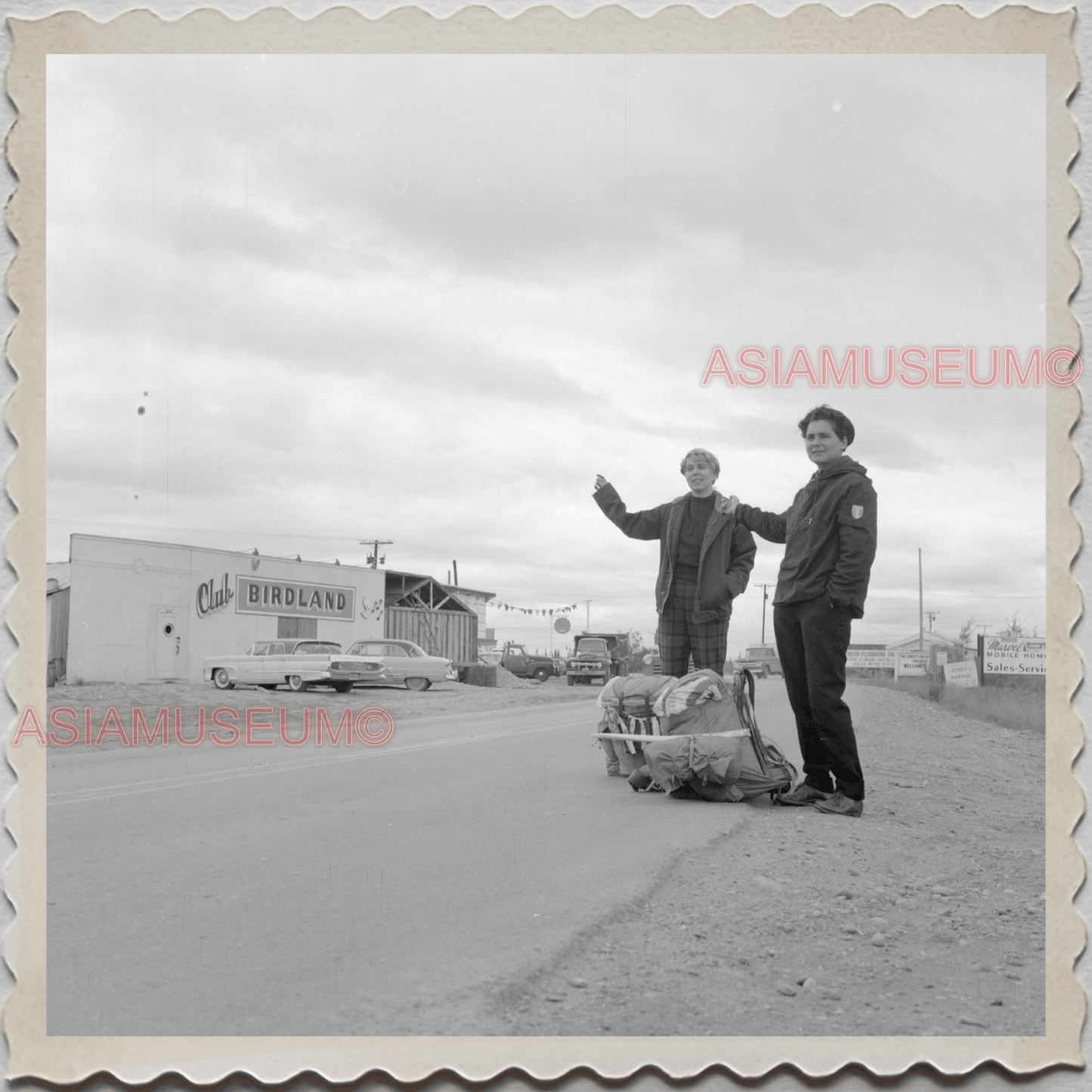 50s FAIRBANKS NORTH STAR BOROUGH ALASKA WOMEN HITCHHIKING VINTAGE USA Photo 7702