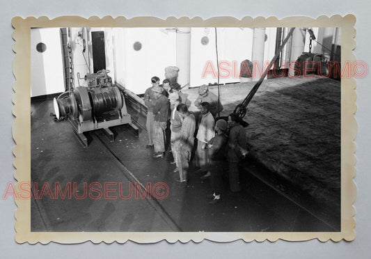 SHIP DECK SAILOR FERRY WORKER LABOR SAIL B&W VINTAGE HONG KONG Photo 28956 香港旧照片