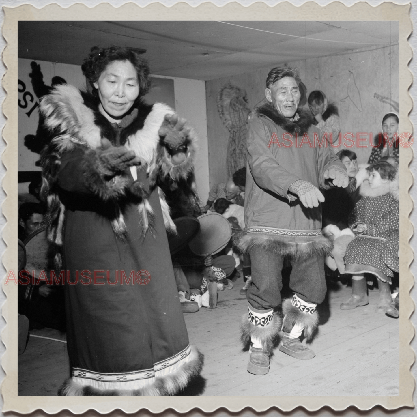 50s UTQIAGVIK NORTH SLOPE BARROW ALASKA WOMEN MAN DANCE VINTAGE USA Photo 7964