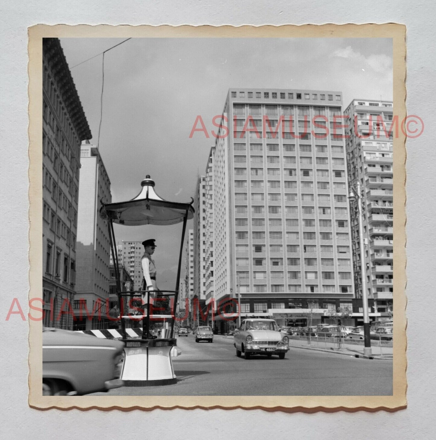 1940's TRAFFIC POLICE ROAD STREET SCENE CAR Vintage Hong Kong Photo 28369 香港旧照片