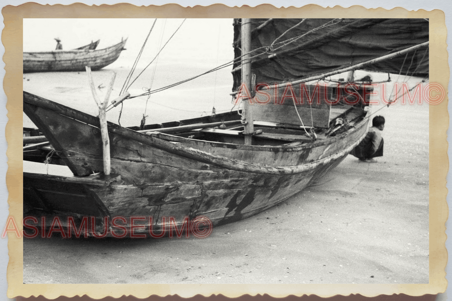 40s WW2 Vietnam HANOI INDOCHINA WAR JUNK SAILING BEACH BOAT Vintage Photo 04227