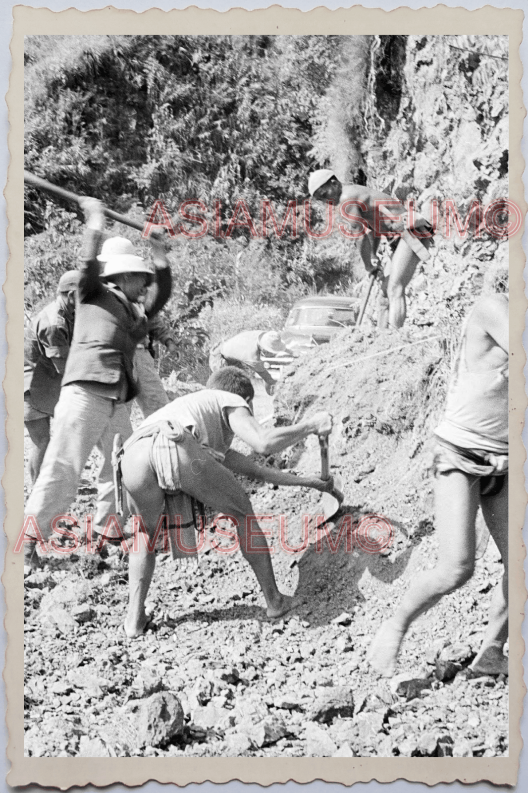 50s PHILIPPINES LUZON MOUNTAIN ROCK CLEARING ROAD LABOR HAT Vintage Photo 24358