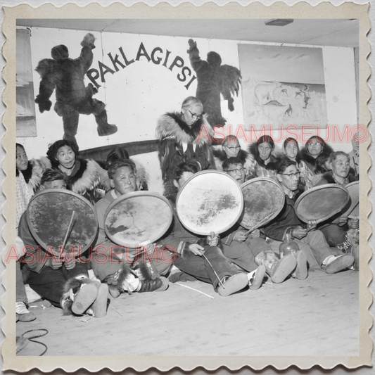 50s UTQIAGVIK NORTH SLOPE BARROW ALASKA WOMEN MAN DRUMS VINTAGE USA Photo 9918