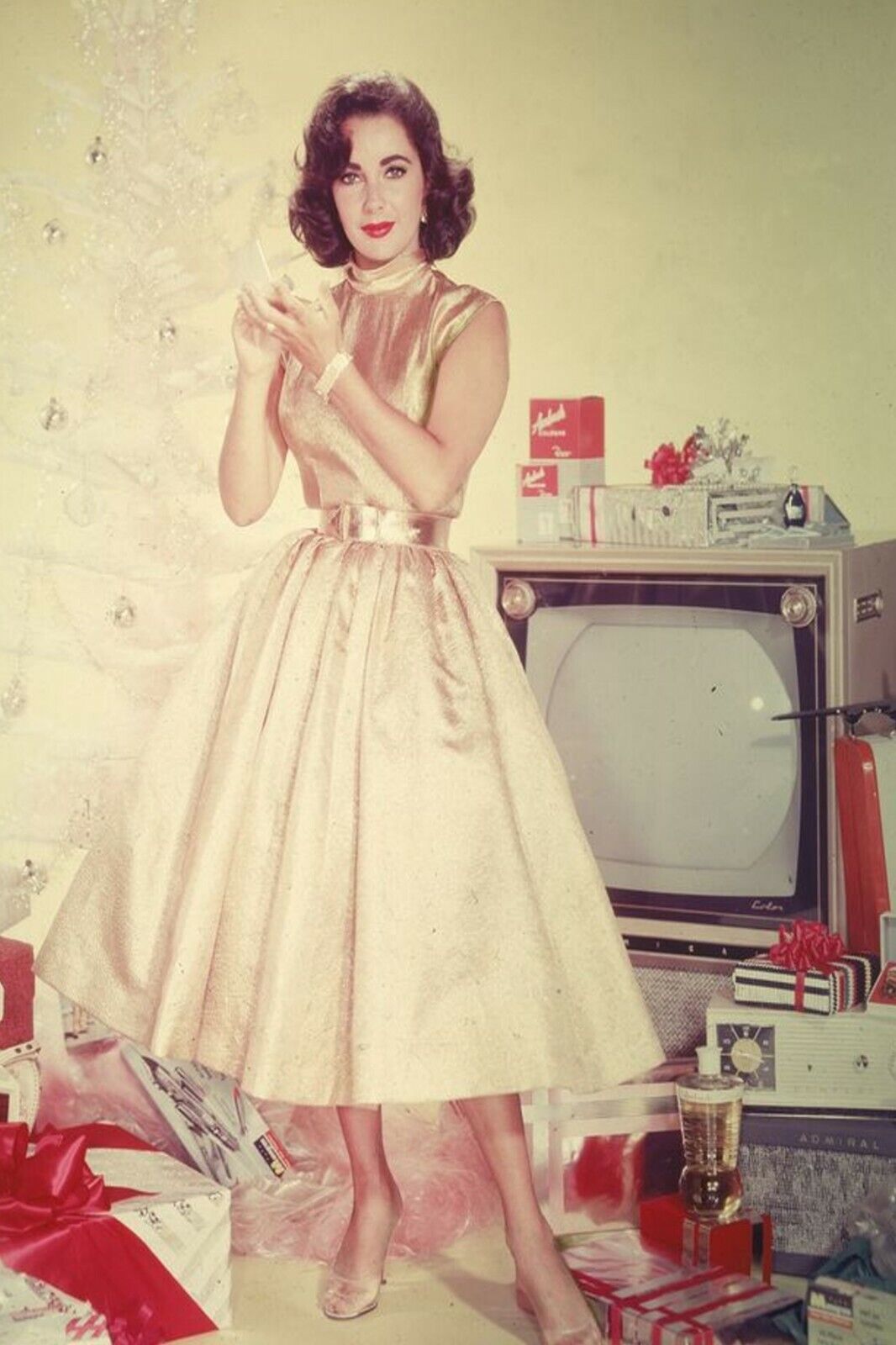 Vintage Sexy Elizabeth Taylor TELEVISION PERFUME CHRISTMAS JEWELRY TV Postcard