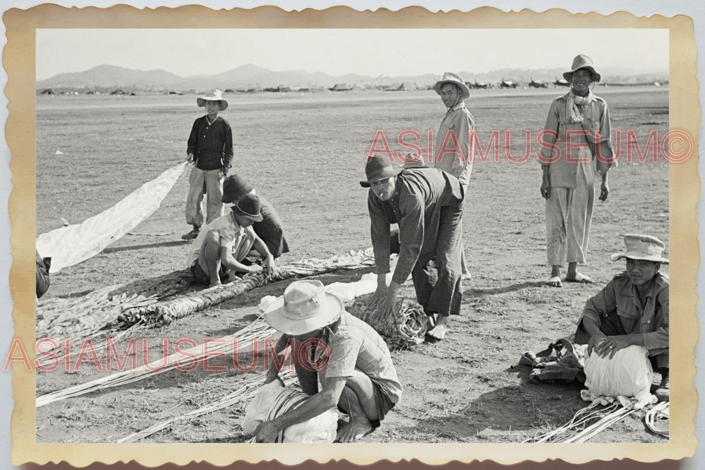 40s WW2 Vietnam FRENCH COMMANDO ARMY SOLDIER PARACHUTE PLANE Vintage Photo 25984