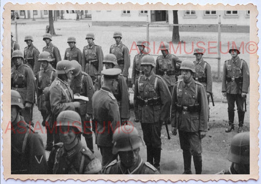 WWii D-DAY NORMANDY EUROPE WAR ARMY SOLDIER Marching Line Smiling Hat Photo A049