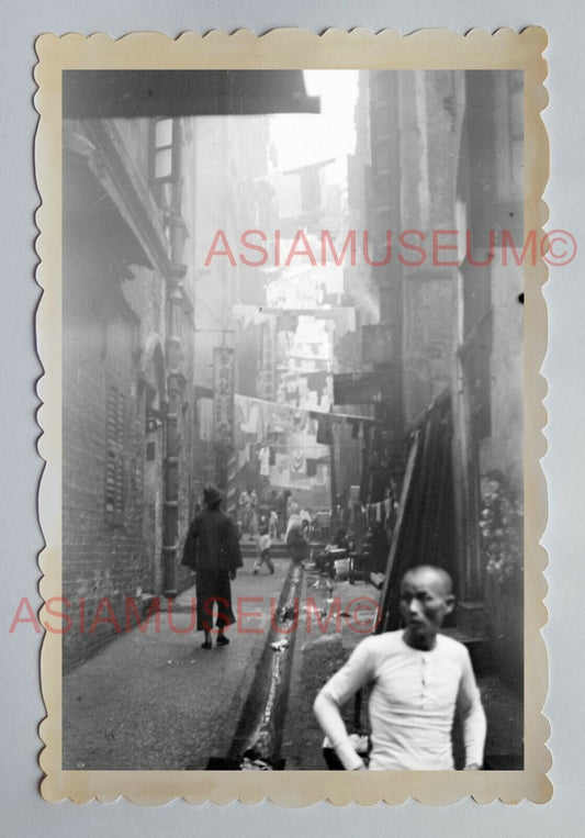 MAN BACK ALLEY STREET BUILDING ROADSIDE B&W Vintage HONG KONG Photo 28917 香港旧照片