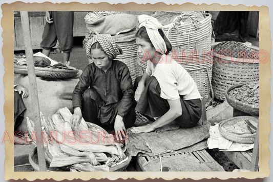 40s WW2 Vietnam HANOI WOMEN LADY MARKET DRIED SEAFOOD FISH Vintage Photo 26464