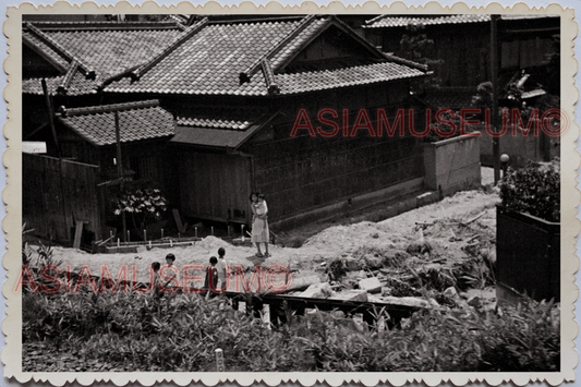 WW2 50s JAPAN KOBE VILLAGE CHILDREN BRIDGE WOMEN HOUSE KIDS Vintage Photo #18807