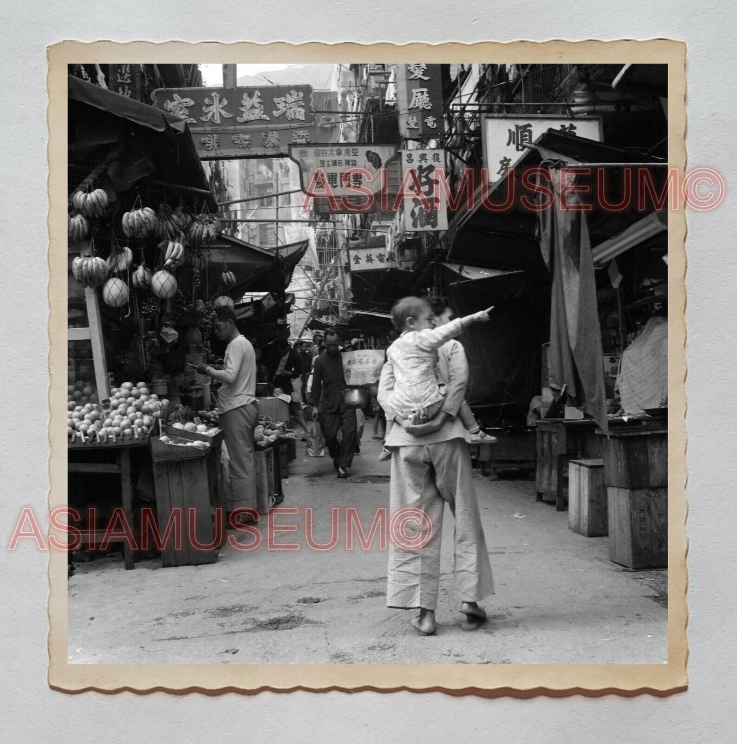 Women Carry baby Market Alley Central Street Scene  Hong Kong Photo 香港旧照片 29757