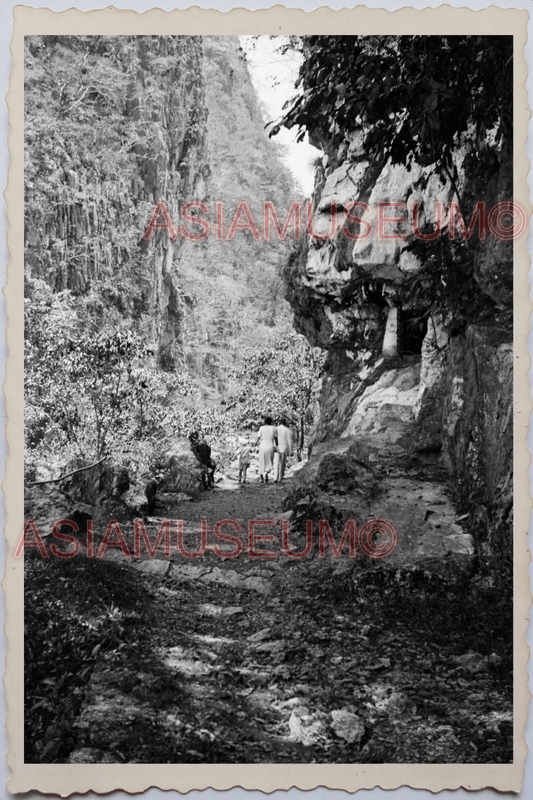 60s PHILIPPINES MANILA MOUNTAIN SIDE SEEING WOMEN LADY WALKING OLD Photo 29495