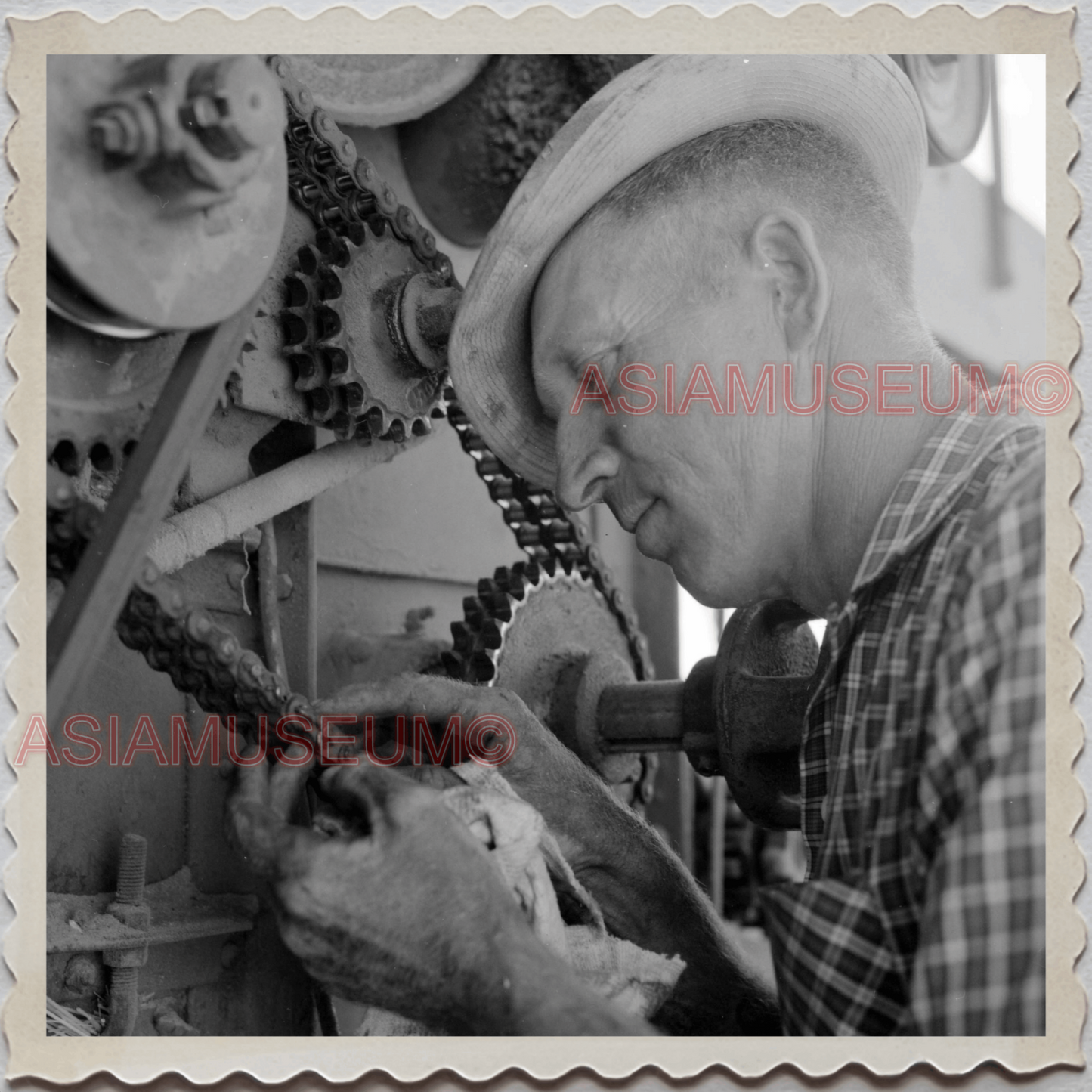 50s HARDIN TOWN BIG HORN COUNTY MONTANA MAN GEAR MACHINE VINTAGE USA Photo 10651