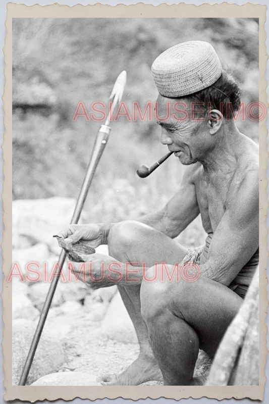 50s PHILIPPINES TRIBE CAVEMAN SMOKING PIPE BLOWPIPE HUNTING VINTAGE Photo 24088