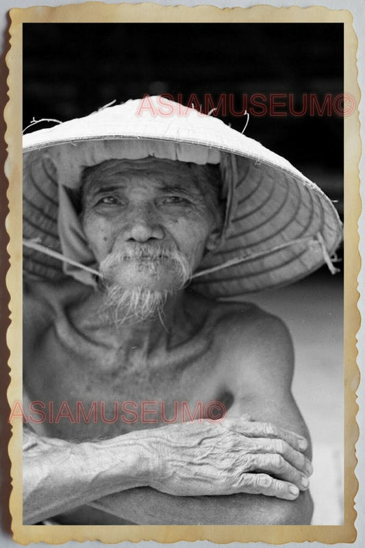 50s Vietnam SAIGON STREET SCENE OLD MAN PORTRAIT STRAW HAT  Vintage Photo #849