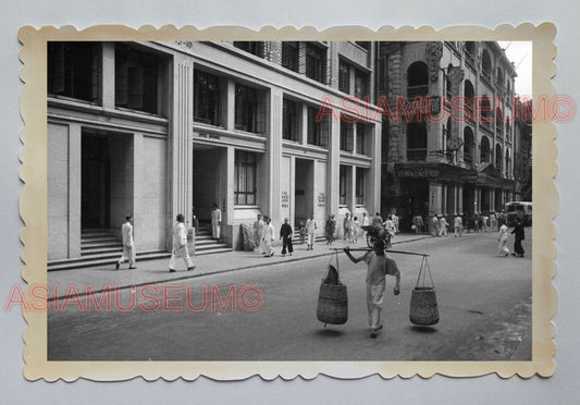 QUEEN'S ROAD MAN CARRY BASKET BUILDING VINTAGE B&W HONG KONG Photo 18375 香港旧照片