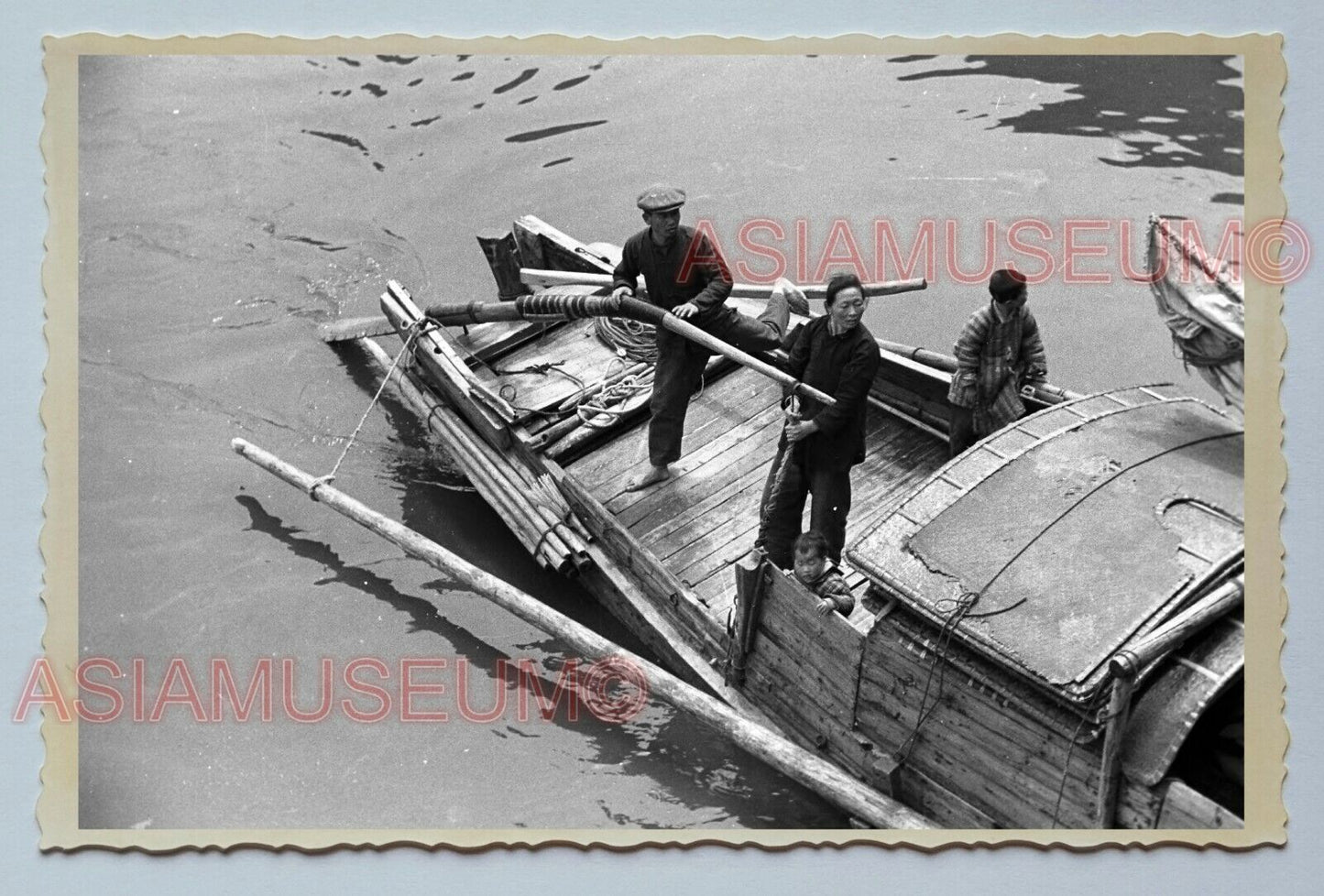 1940s MAN WOMEN STEER BOAT SAMPAN B&W Vintage China Shanghai Photo #178 中国上海老照片