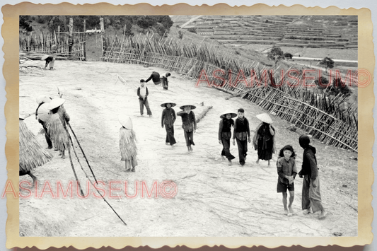 40s WW2 Vietnam VILLAGE YOUNG WOMEN LADY GIRL BOY STRAW HAT Vintage Photo 26438