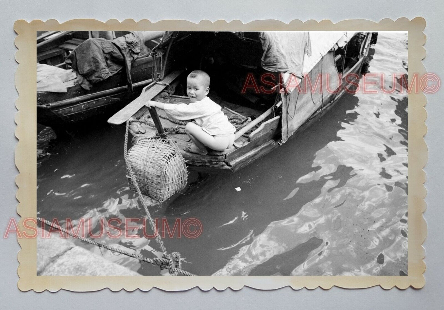 ABERDEEN BOAT HOUSE BOY CHINESE SAIL JUNK  VINTAGE HONG KONG Photo 23668 香港旧照片