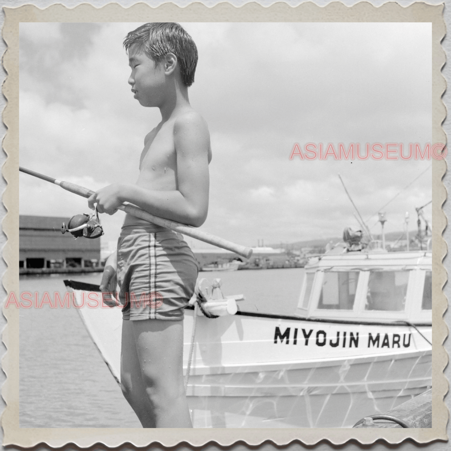 50s HAWAII OAHU HONOLULU WAIKIKI BOY FISHING PIER VINTAGE AMERICA USA Photo 8291