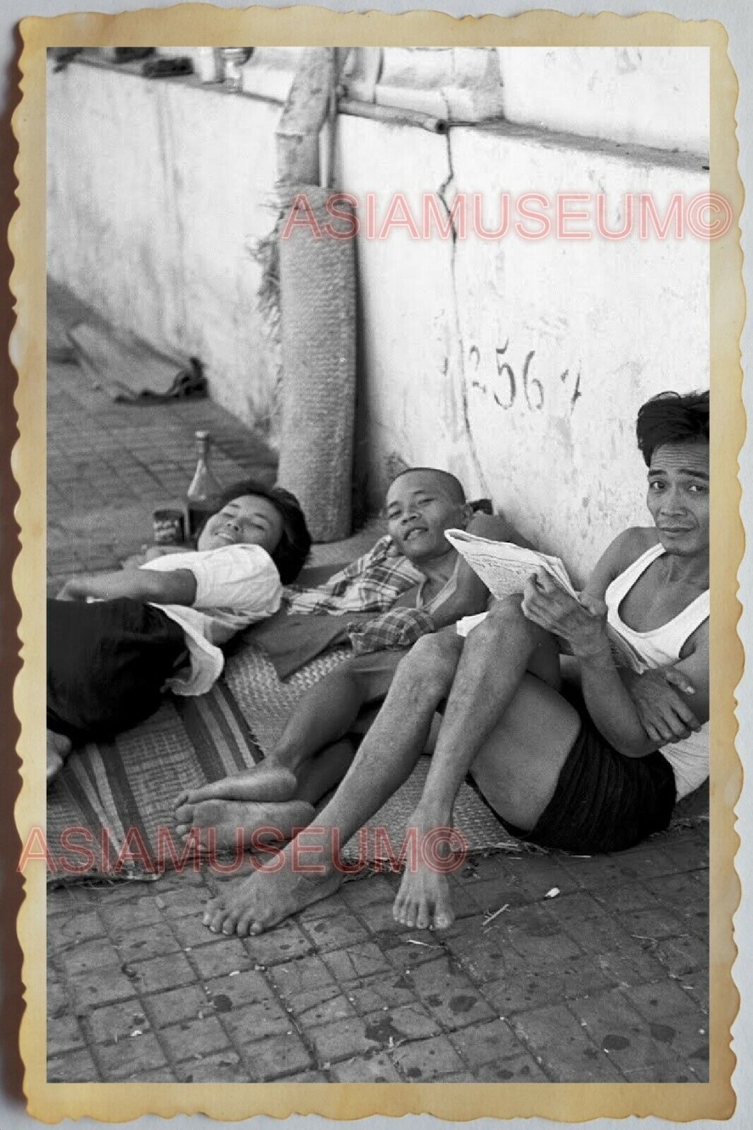 40s Vietnam War SAIGON SIDEWALK MAN WOMEN STREET SCENE BOOK Vintage Photo 1300