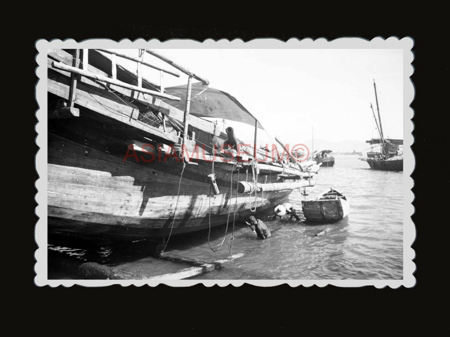 1940s MAN WOMEN PAINT SHIP BOAT JUNK PIER LADY VINTAGE B&W Hong Kong Photo #1564