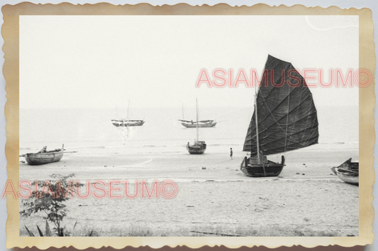 40s WW2 Vietnam HANOI INDOCHINA WAR JUNK SAILING BEACH BOAT Vintage Photo 04220