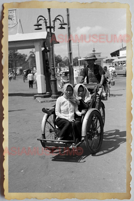 40s Vietnam War SAIGON STREET SCENE TRISHAW YOUNG GIRL WOMEN Vintage Photo 1504