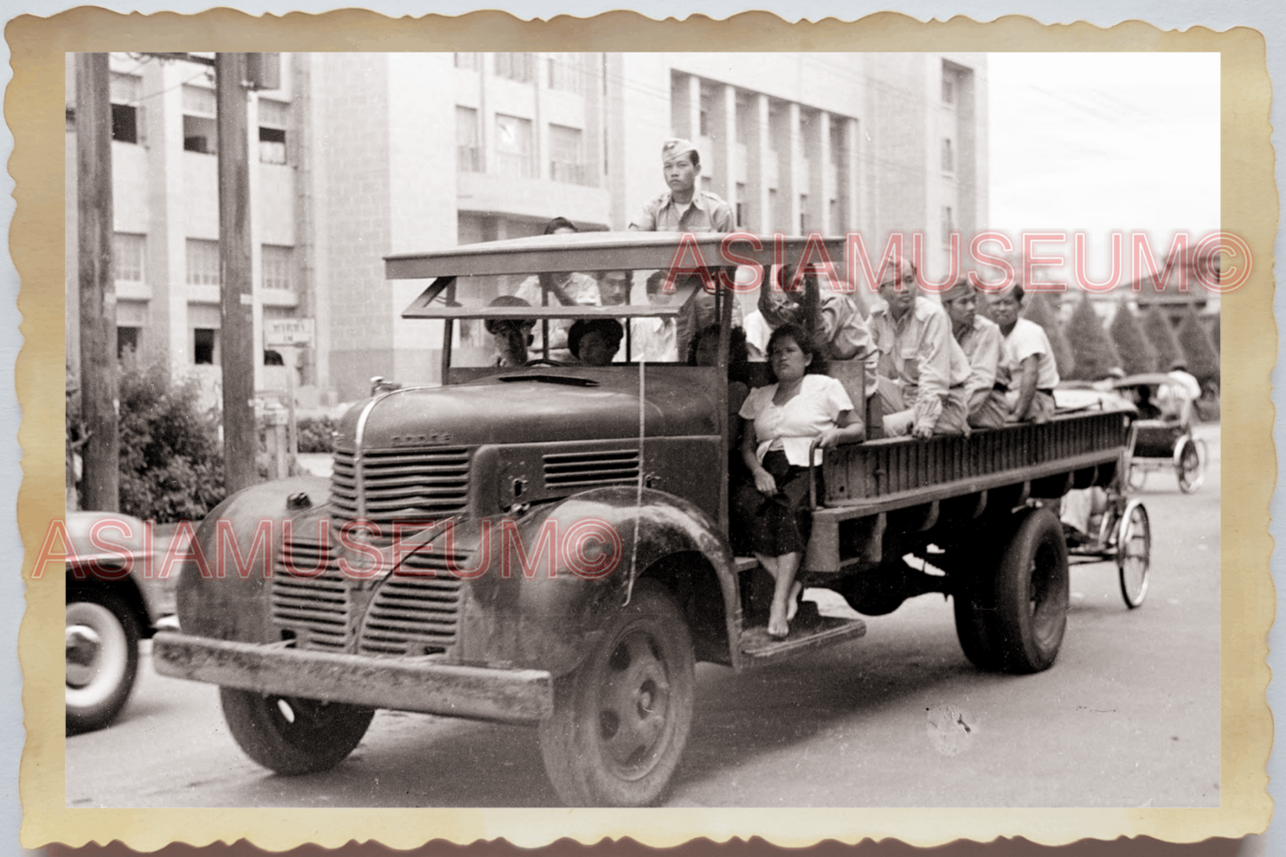 50s THAILAND BANGKOK STREET SOLDIER ARMY WOMEN TRUCK PEDICAB Vintage Photo 28263