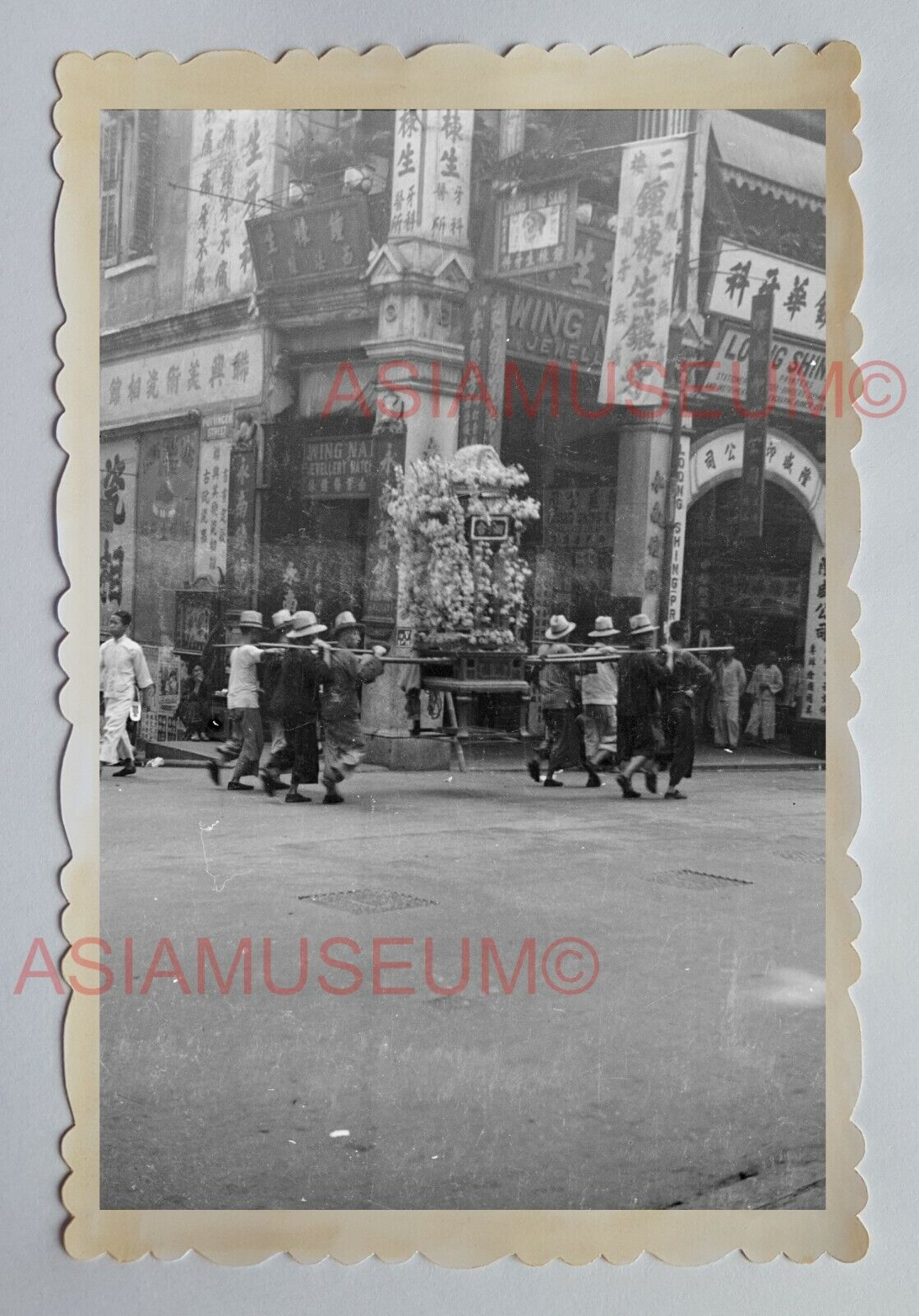 CENTRAL QUEEN'S ROAD STREET SCENE FLOWER B&W Vintage HONG KONG Photo 28700 香港旧照片