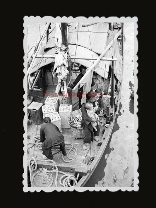 1940s WOMEN BABY CHILDREN BOAT CHINESE JUNK SAIL CARGO WW2 Hong Kong Photo #1573