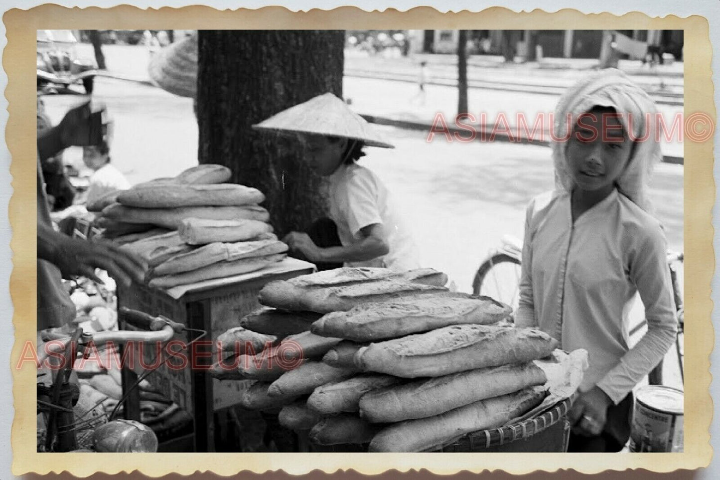 50s Vietnam War Saigon Ho Chi Minh Street Bread Vendor Women Vintage Photo #1190