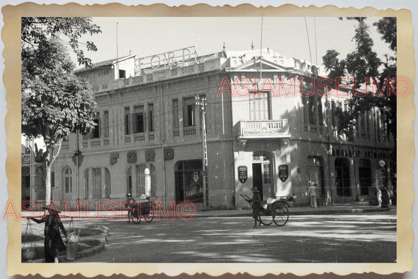 40s WW2 Vietnam HANOI FORD AUTOMOBILE BUILDING STREET WOMEN Vintage Photo 23800