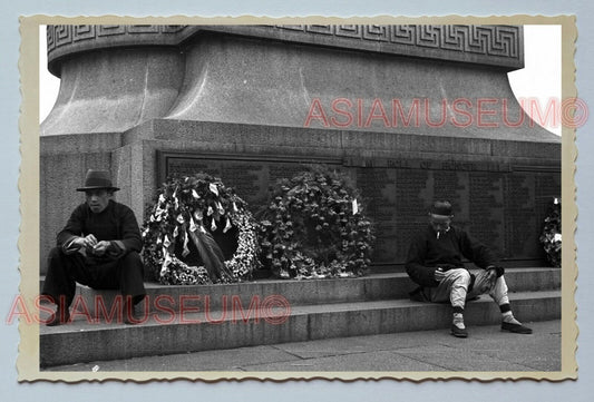 40's MAN SITTING WW2 WAR MONUMENT ROAD Vintage China Shanghai Photo 中国上海老照片 #43