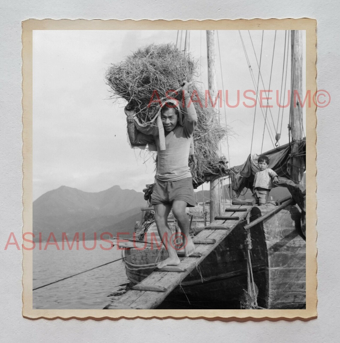 1940's YOUNG MAN BOY CARRY GOODS BOAT PIER Vintage Hong Kong Photo 28690 香港旧照片