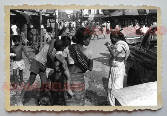 1940s KOLKATA STREET SCENE MARKET WOMEN LADY BABY BOY Vintage INDIA Photo #1139