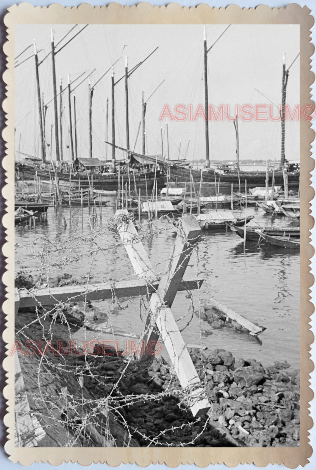 WW2 BARRICADE RIVER BOAT PIER BARB WIRE HOUSE SHIP VINTAGE SINGAPORE PHOTO 17554